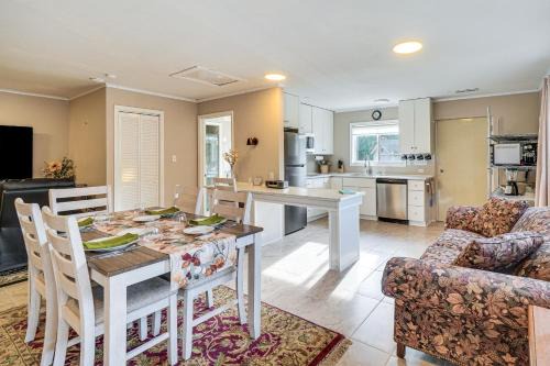 West Knoxville Area! Home w/Hot Tub Near Dtwn in Knoxville