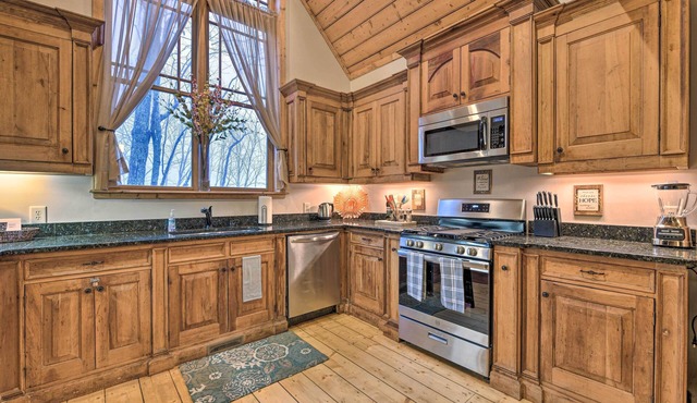 'Wildflower' Luxury Cabin w/Hot Tub & Views!