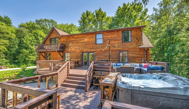 Winding Wood Log Cabin | Private Swim Pond | Hot Tub | Theater Room | Arcade Games | Fish | Boats in Hiram