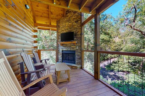 Wooded cabin with Hot Tub, Fireplaces & Furnished Deck