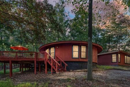 Woodland cabin w hot tub & fire pit