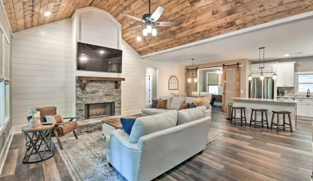 Woodsy Retreat with Hot Tub + Fire Pit Near Wineries+Orchards+Downtown Ellijay