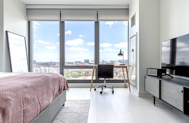 Airy West Loop Studio w/Gym, Pool, Coworking, walk to UIC, by Blueground in Chicago