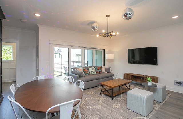 🥳​🎉 BACH PARTY HEADQUARTERS - HUGE HOME CLOSE TO DOWNTOWN