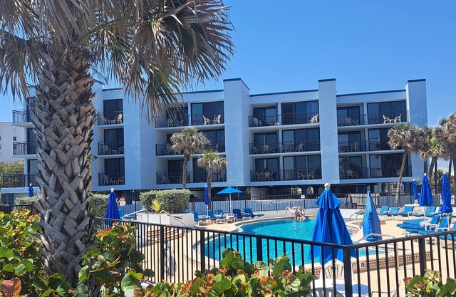 Comfortable 2 bedroom right on the beach in Indian Harbour Beach