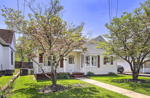 Sunny Bristol Home w/ Yard - Walk to Downtown