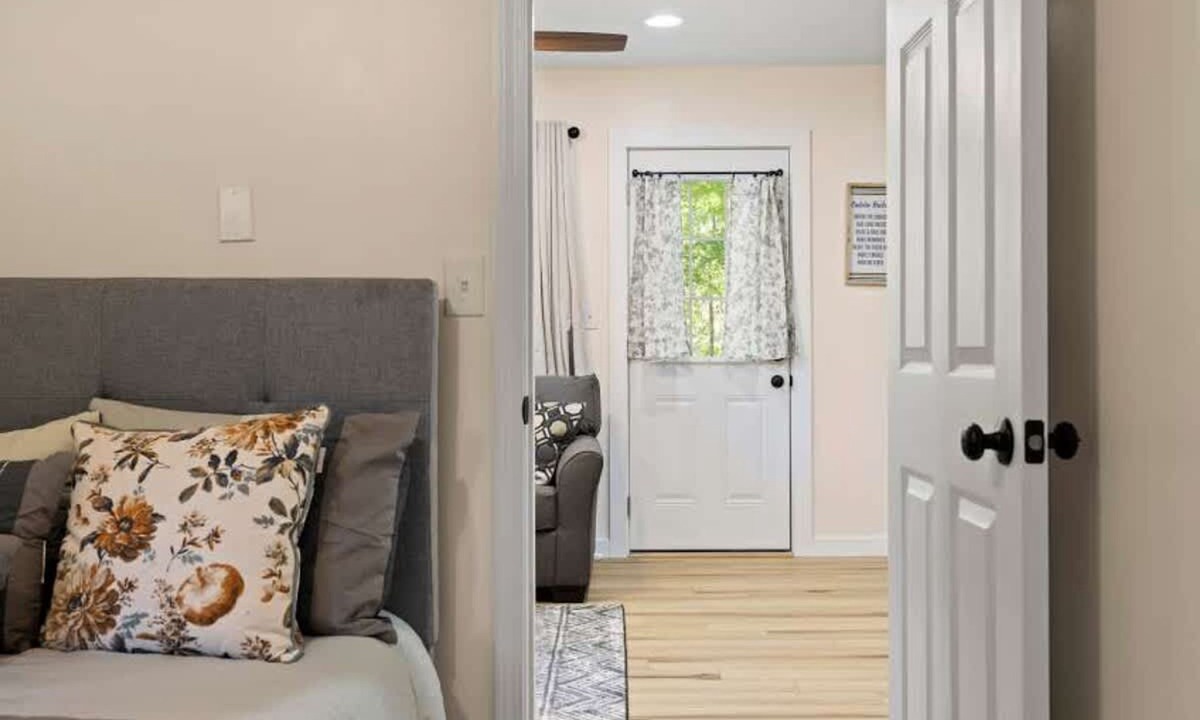 Hendersonville House | Cozy 1BR Cottage w Firepit Close to Downtown