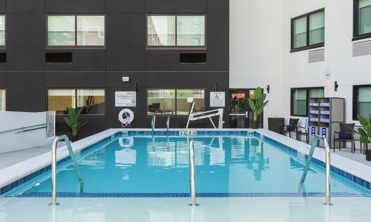 West End Hotel | Holiday Inn Express & Suites Nashville West End - Univ Area by IHG