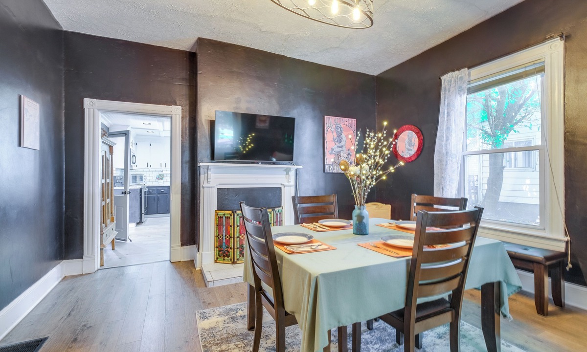 Lynchburg Cottage | Walk to U of Lynchburg: Big Home w/Yard & Hot Tub