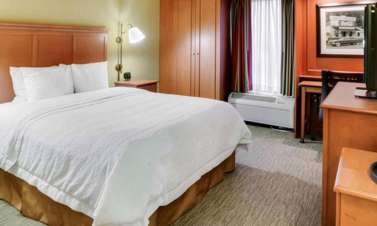 Moon Township Hotel | Pittsburgh Airport Inn and Suites