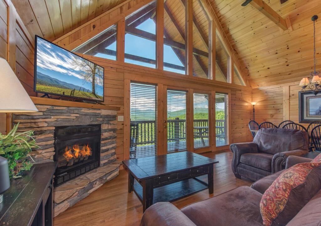 Black Bear Falls House | Eagles Point Lodge