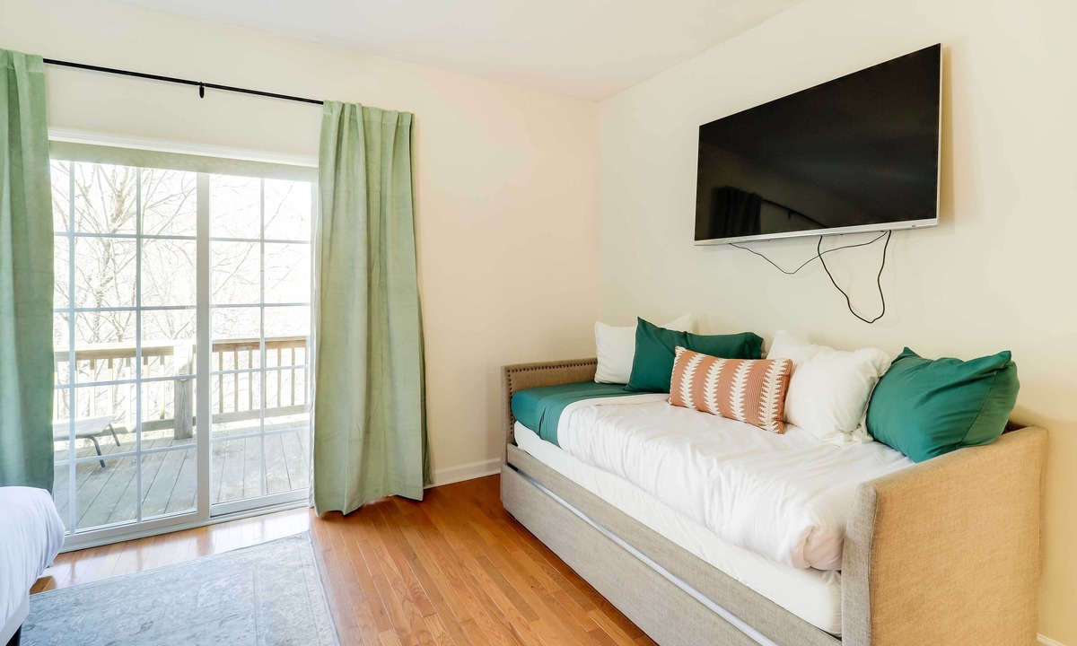 Beech Mountain Cabin | Deck + Scenic Views: Beech Mtn Group Getaway