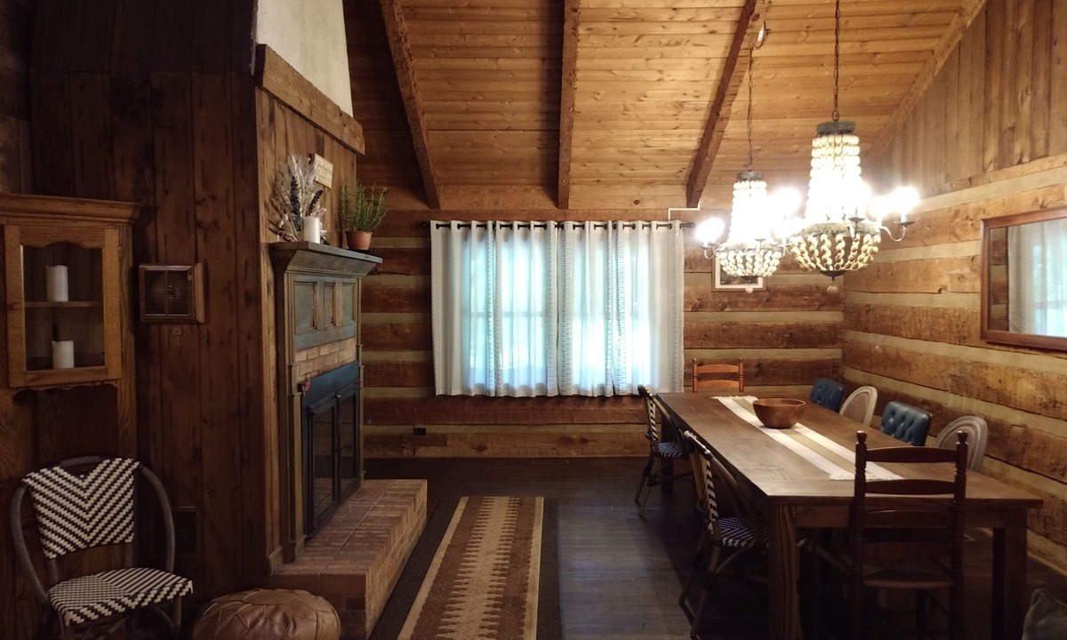 Kodak Cabin | Private and peaceful cabin in convenient location with seasonal outdoor pool