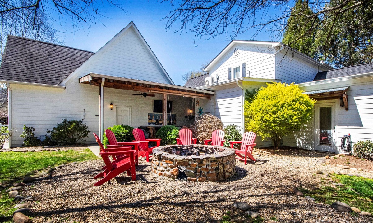 Townsend Cabin | Riverfront farmhouse. Walking distance to awesome!