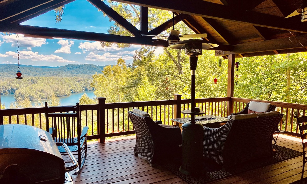 Santeetlah House | Bear's Mountaintop Views by RedAwning
