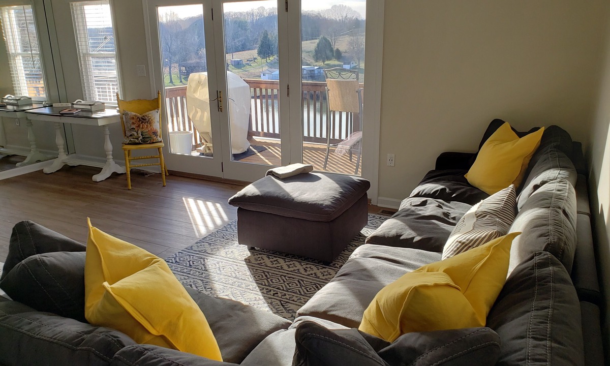 Hardy House | Quiet Lakefront, Family Friendly, Kayaks, Boat Slip & Linens Included!