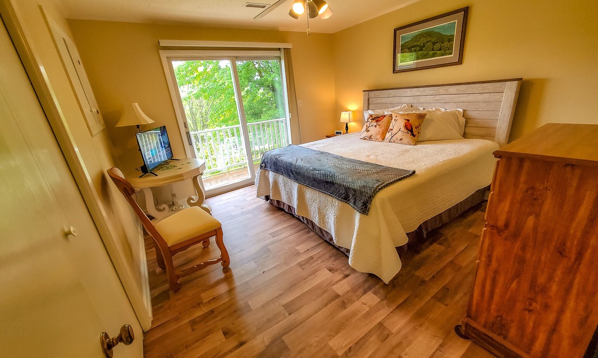 West Jefferson Cabin | Grapevine Retreat: 8BR Mountain Lodge- Game Room, Views & Deck, Pets Welcome)