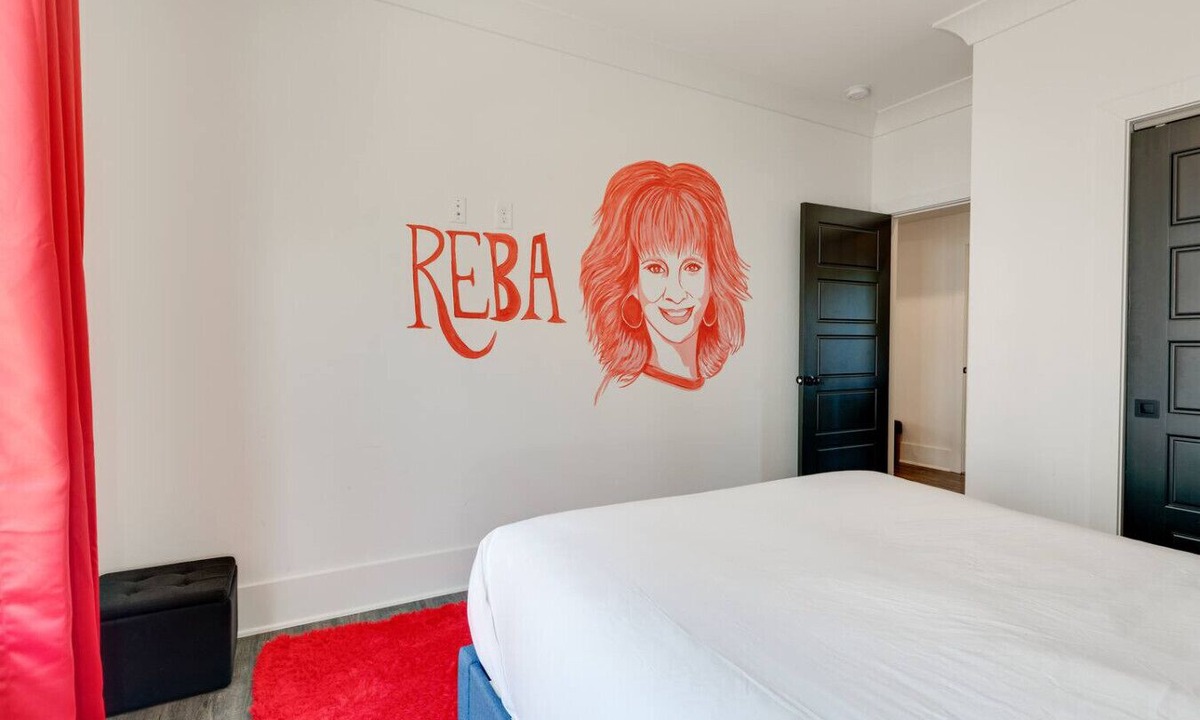 Edgehill Apartment | Mural The Gulch townhome near Broadway | Sleeps 12