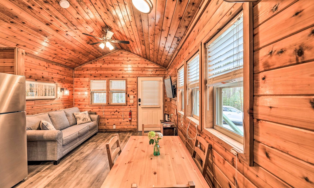 New Bern Cabin | Charming New Bern Log Cabin - Pets Welcome!