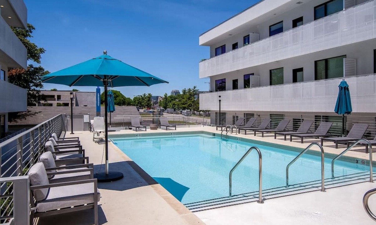 Edgehill Condo | UPSCALE Cozy Nashville Condo★ POOL, PATIO, PARKING