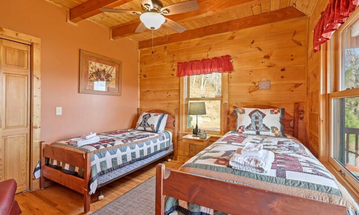 Vilas Cabin | Amazing Views! Wonderful Cabin Convenient to Boone and ASU!