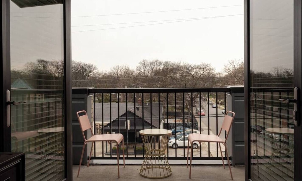 12 South Apartment | Chic Boutique Condo in Nashvilles coveted 12 South Neighborhood Coffee Shops, Restaurants, Bars and Boutiques, just steps away. Featuring a King bed plush linens , bath products and a balcony with free parking!