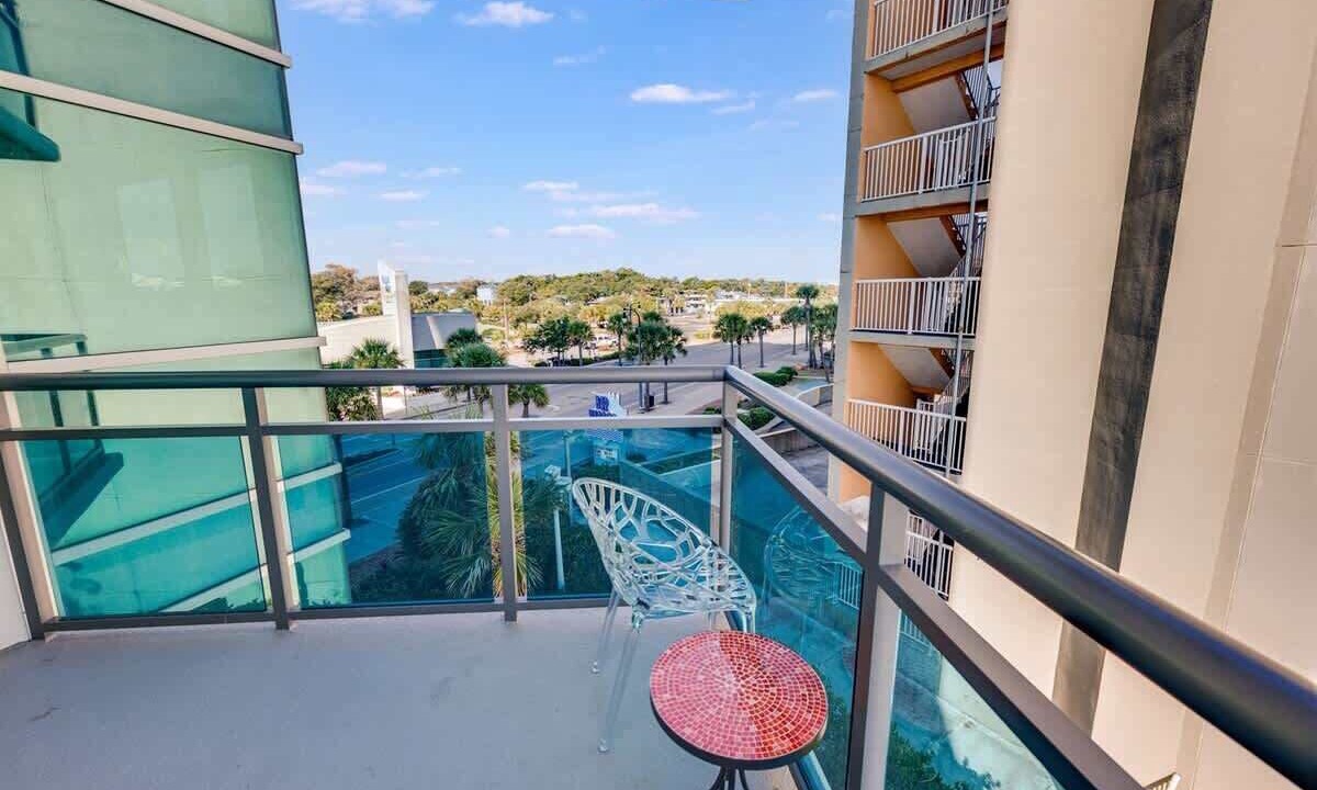 Downtown Myrtle Beach Condo | Waterfront condo with pool & hot tub