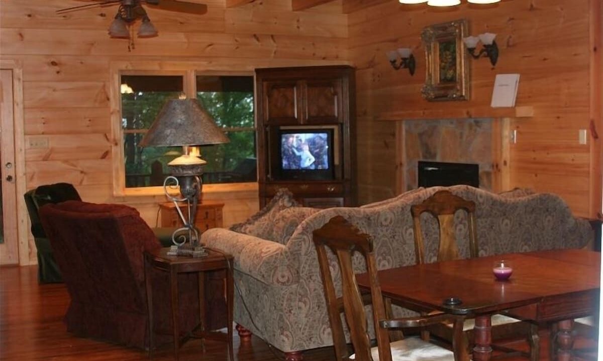 Townsend Cabin | Townsend, Tn & Smoky Mountains! Wooded Privacy & Sleeps 15