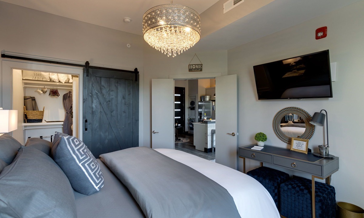 Hadley - Washington Condo | Downtown Exquisite Couples Weekend Getaway+Parking