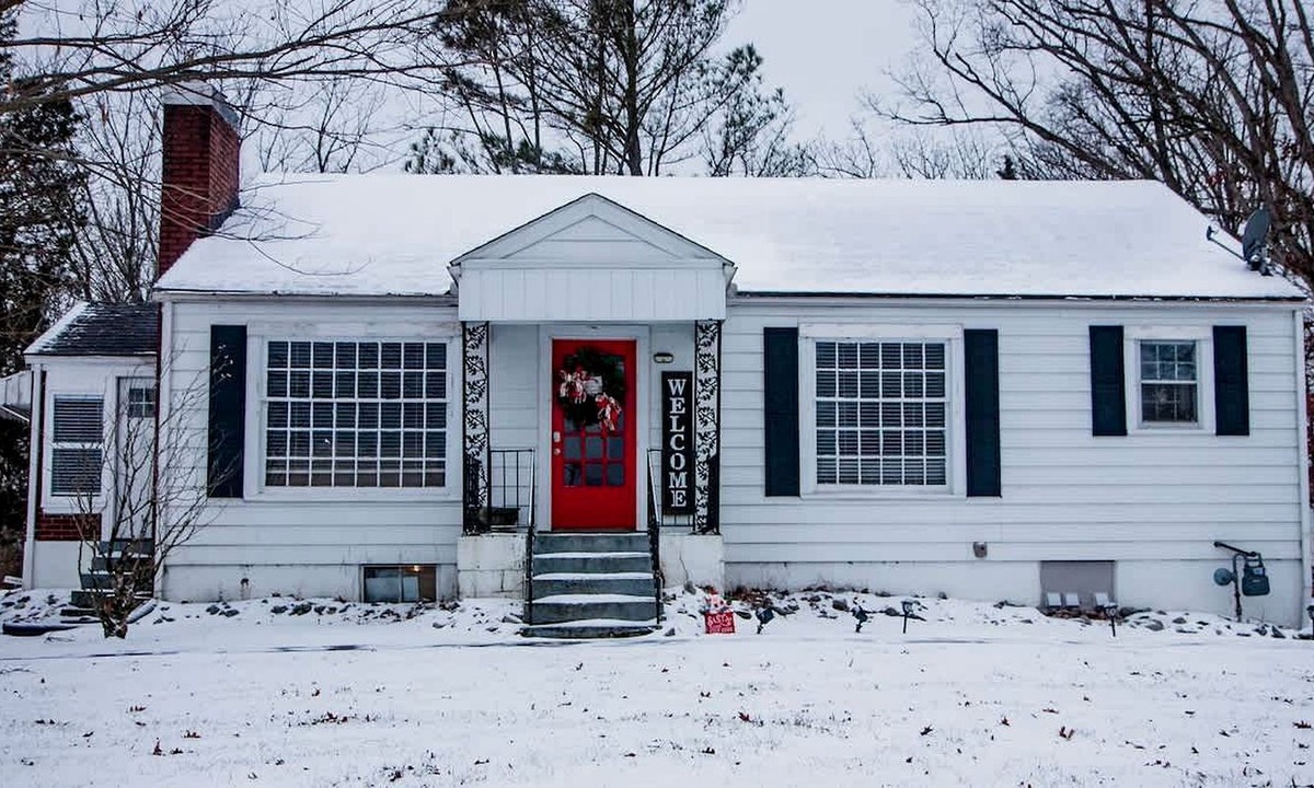 Columbia Cottage | Large, Farmhouse Style Cottage near Lake Cumberland State Resort Park, Perfect for a Kentucky Summer Holiday