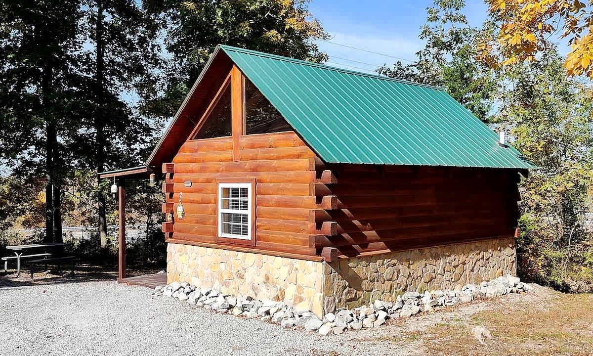 Columbia Cabin | Cozy Log Cabin near Cumberland Lake State Park, Perfect for an Outdoor Adventure
