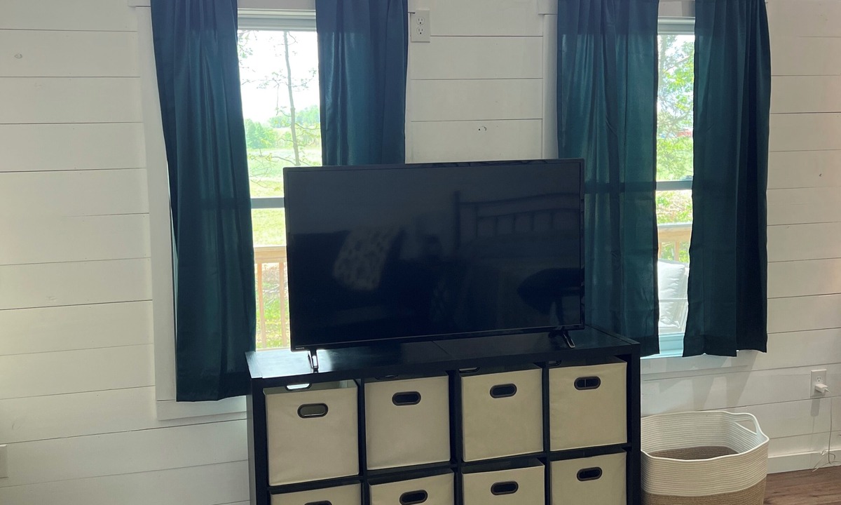 Byrdstown Cabin | Cozy 1-bedroom cabin in fantastic Monroe with refreshing AC at Dale Hollow Lake