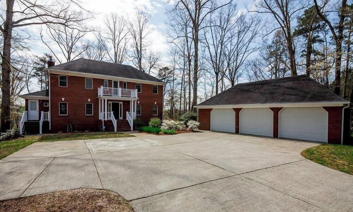 Suwanee House | The Hill-Private Estate Near Atlanta-Huge Home, 2 Kitchens, Ideal for Gatherings