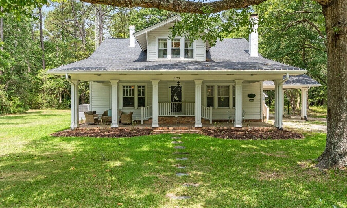 Shallotte House | Step back in time at this beautiful historical home, centrally located in Shallotte between two NC beaches.