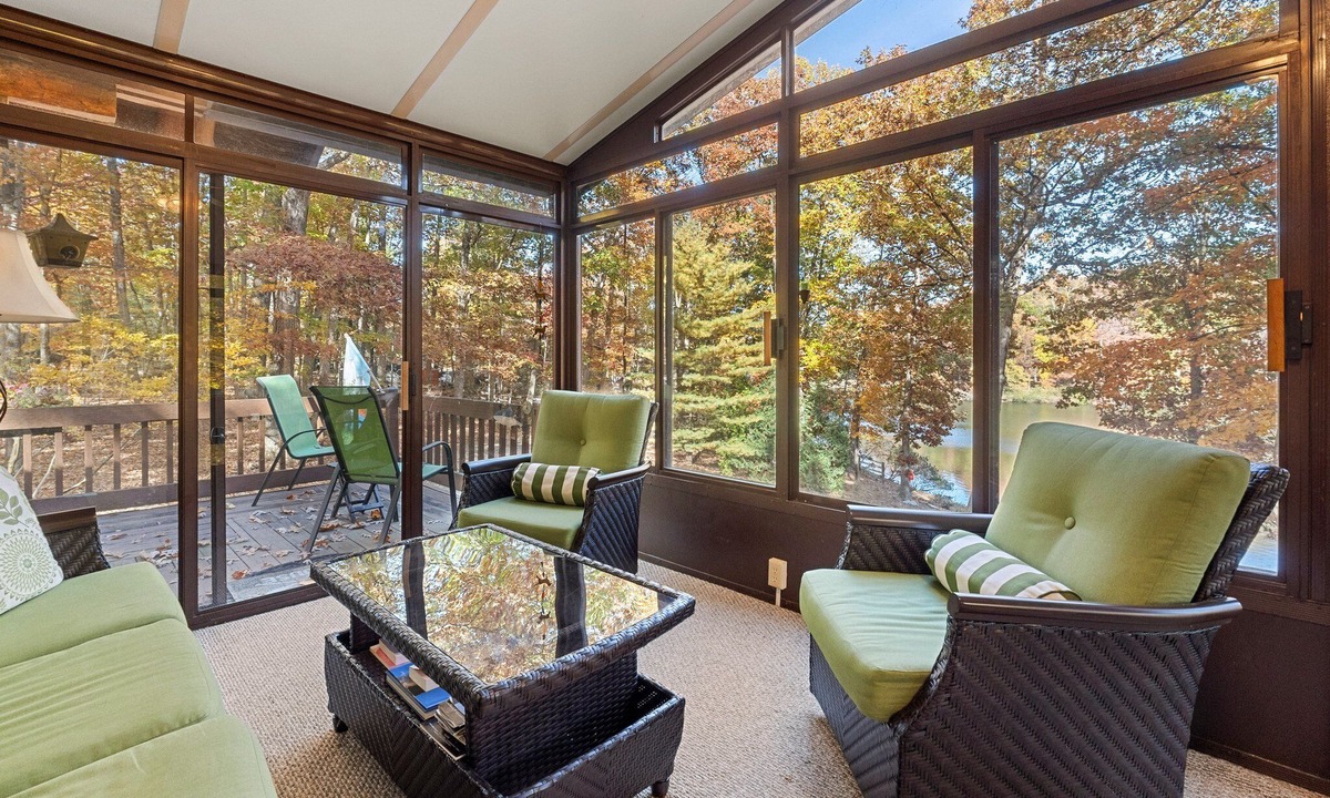 Kabletown Cabin | Log Cabin w/Hot Tub & Waterfront Patio!