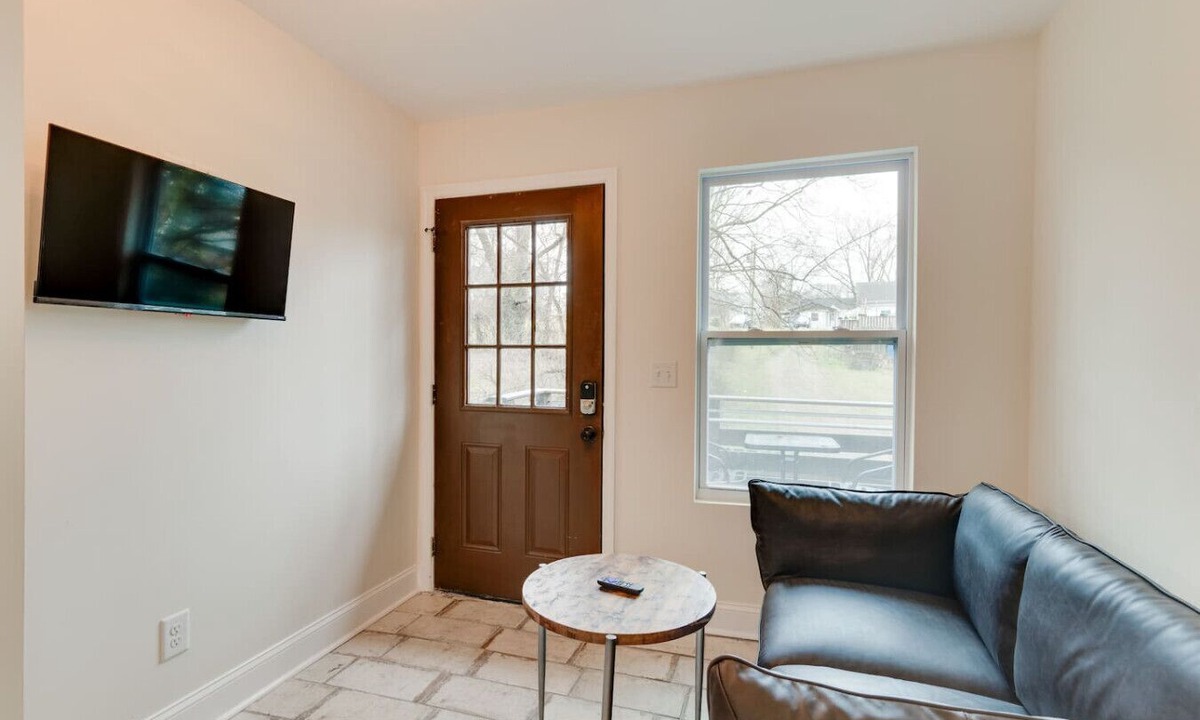 Greenwood Apartment | King-bed loft near East Nashville with parking