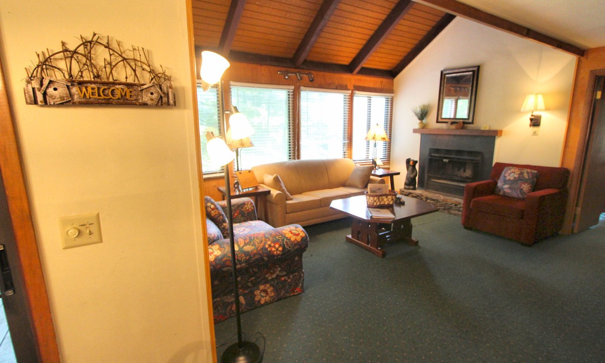 Marble Hill Condo | Mountain Condo w/Deck & Fireplace