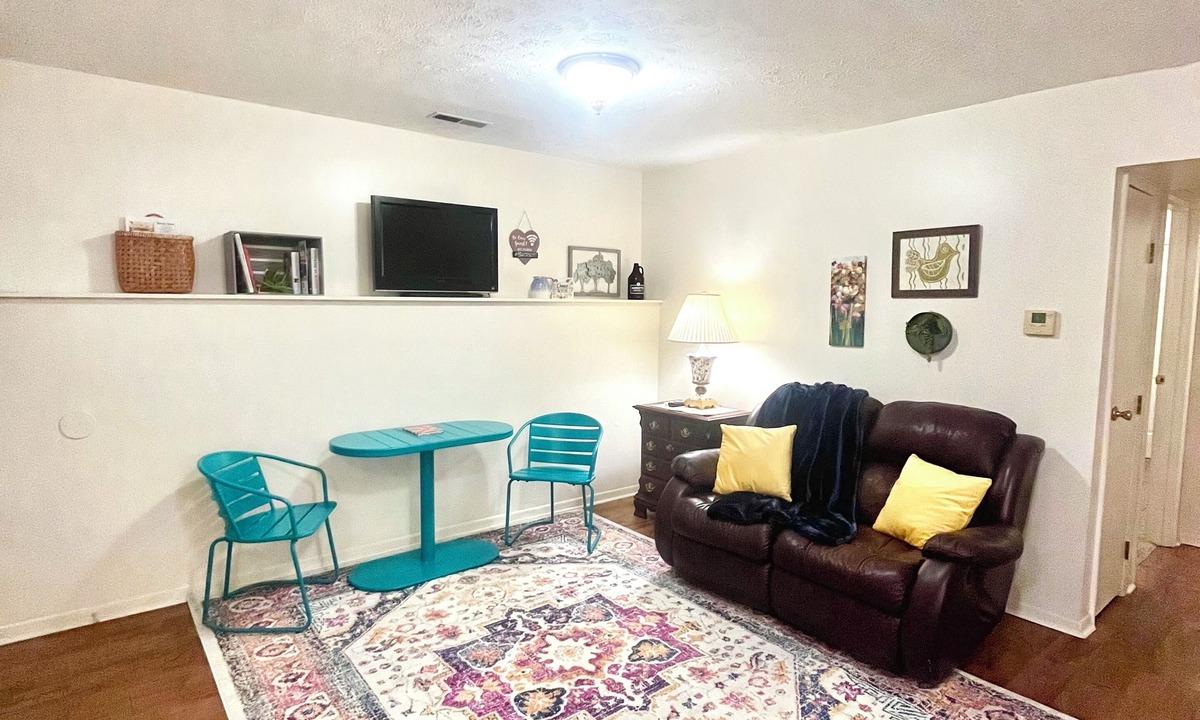 Williamstown Apartment | Charming 1-Bedroom in lovely Williamstown