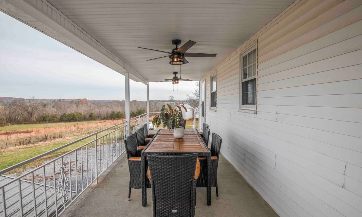 Mount Vernon House | Spacious 1952 4-bedroom farmhouse in charming Maryville with Gameroom
