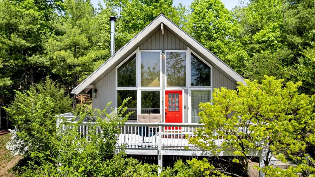 Mount Jackson House | Quiet and Dog-Friendly Cabin with Hot Tub, Fire Pit, Grill, Playset and Amazing Views of Shenandoah Valley - Fun for the Entire Family in Basye, VA