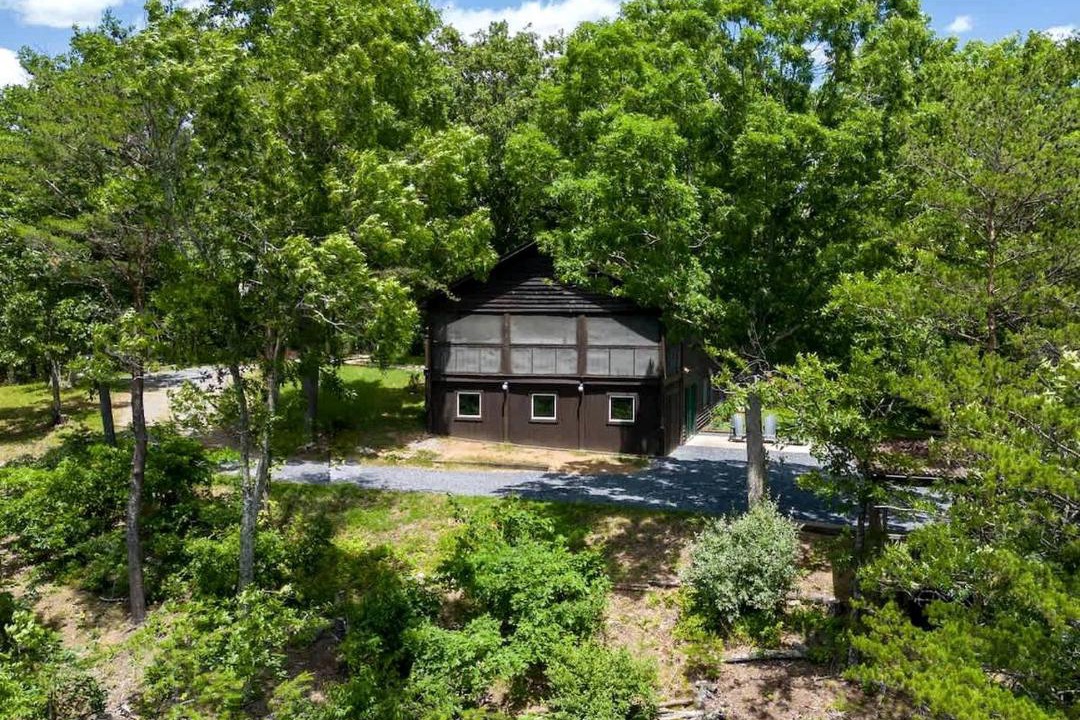 Goshen House | Impressive Cabin with Barbecue and Great Forest Views in Goshen, Virginia