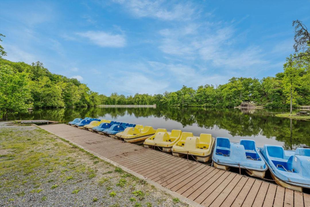 Berkeley Springs Ski Chalet | Creekview Cabin - Hot Tub, EV Station, Pet Friendly, Screen Porch, Wifi, Grill, Fire Pit, Deck, Family Friendly, Game Room, King Bed