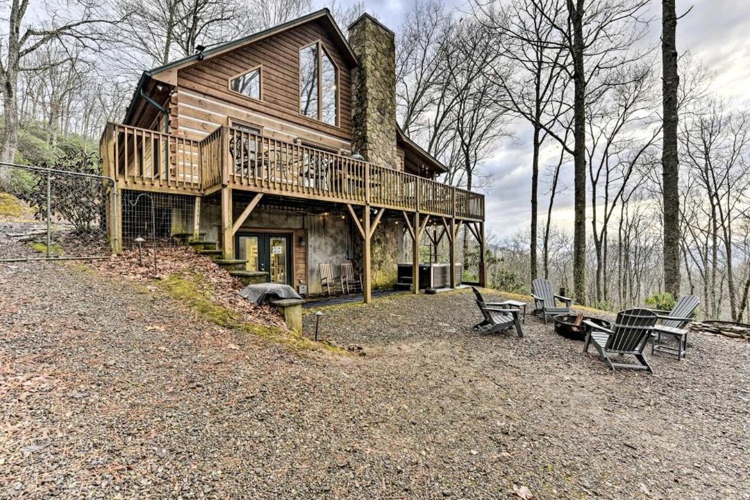 Franklin House | Inviting Cabin with Salt-Water Hot Tub in the Heart of the Smokies, for Glamping in North Carolina