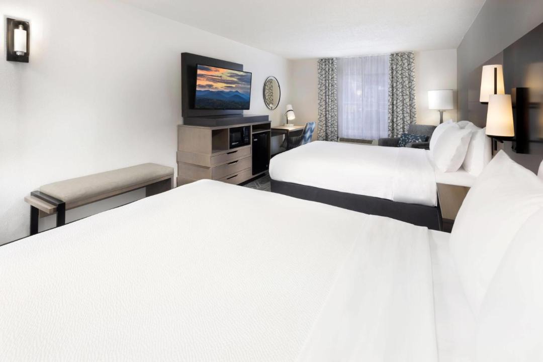 Kenilworth Hotel | La Quinta Inn & Suites by Wyndham Downtown Asheville