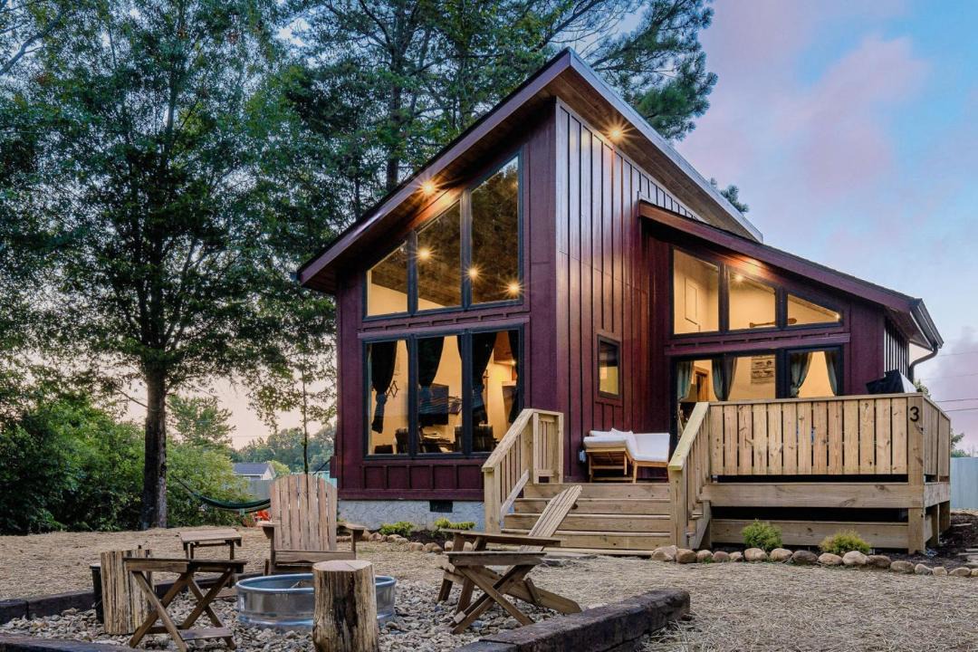 Baxter House | The Bear Comfy Cabin with Pickleball, Golf, Sauna and Hot Tub