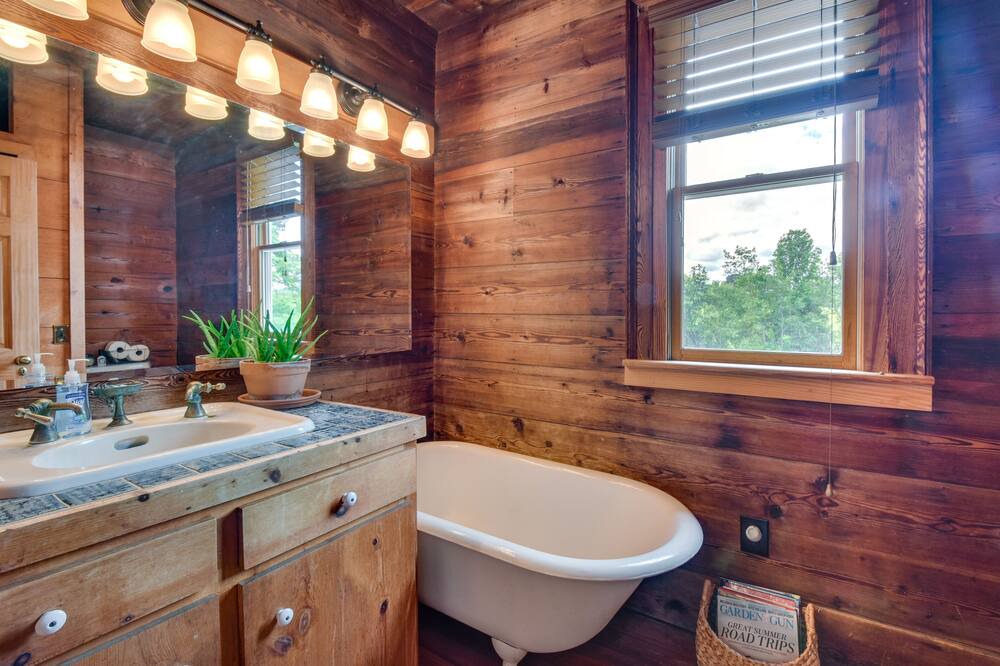 Photo of Bathroom in Mountain Rest