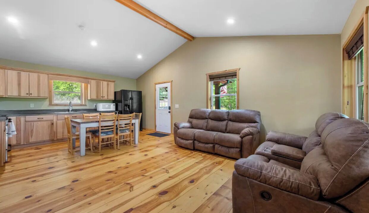 Photo of Livingroom in Cherry Log