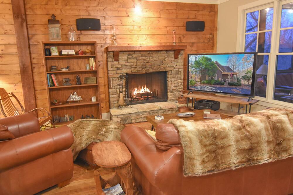 Photo of Livingroom in Big Canoe