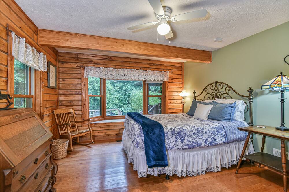 Photo of Bedroom in Candler