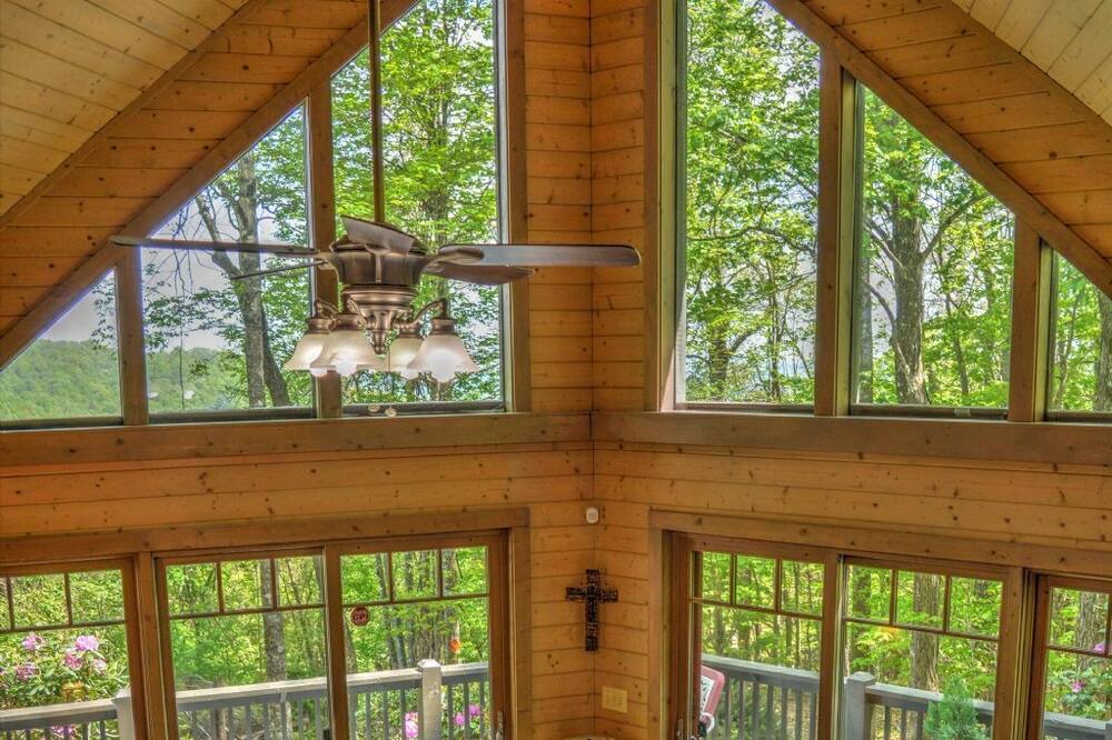 Photo of Livingroom in West Jefferson
